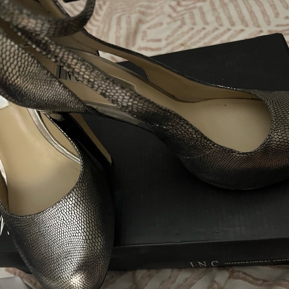 INC International Concepts, Lucy, snakeskin design - Picture 4 of 8